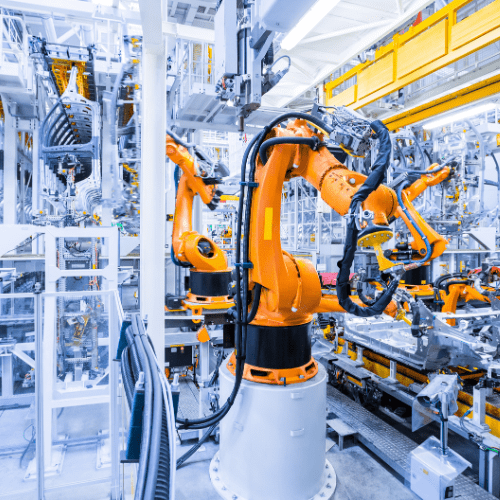 Técnico analisando CLP obsoleto em painel industrial durante processo de retrofit e modernização de automação em ambiente produtivo crítico