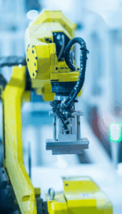 Projeto elétrico industrial com painéis de distribuição, diagramas técnicos e integração com sistemas de automação e controle