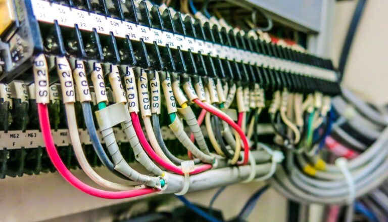 Adquira os conhecimentos indispensáveis para atuar com CLPs e sistemas de automação, construindo uma base sólida para sua carreira na indústria.