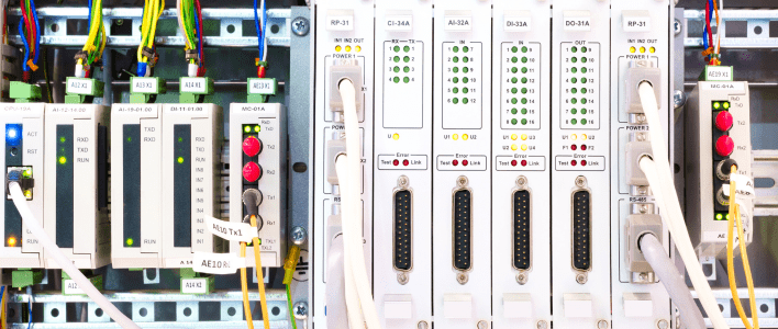 Equipamento CLP sendo configurado em rotina de programação de CLP industrial.